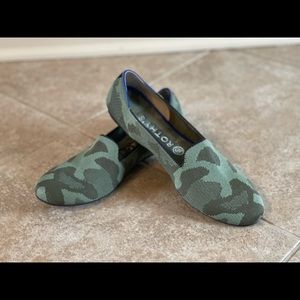 Rothy’s Loafer in olive camo